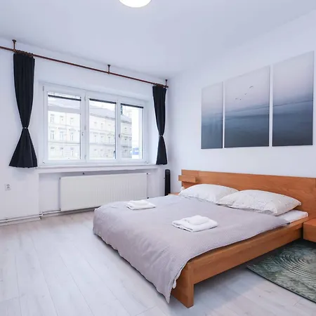 Charming Old Town Family Retreat Apartment *