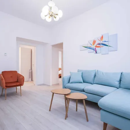 Charming Old Town Family Retreat Apartment *