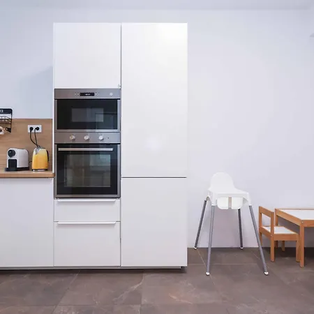 Charming Old Town Family Retreat Apartment *