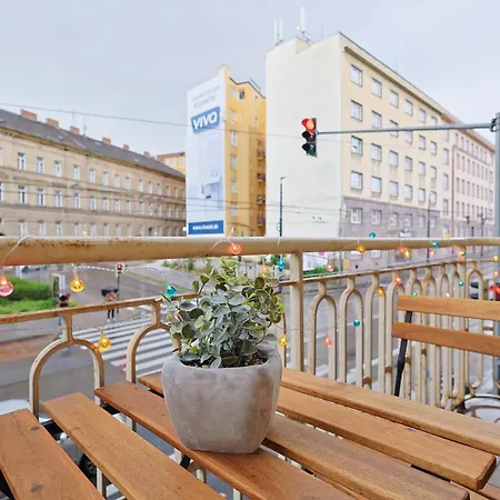 Charming Old Town Family Retreat Apartment *