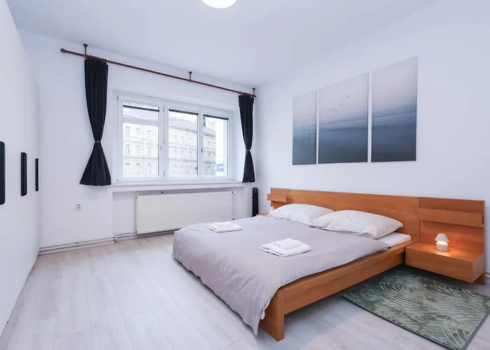 Charming Old Town Family Retreat Apartment *