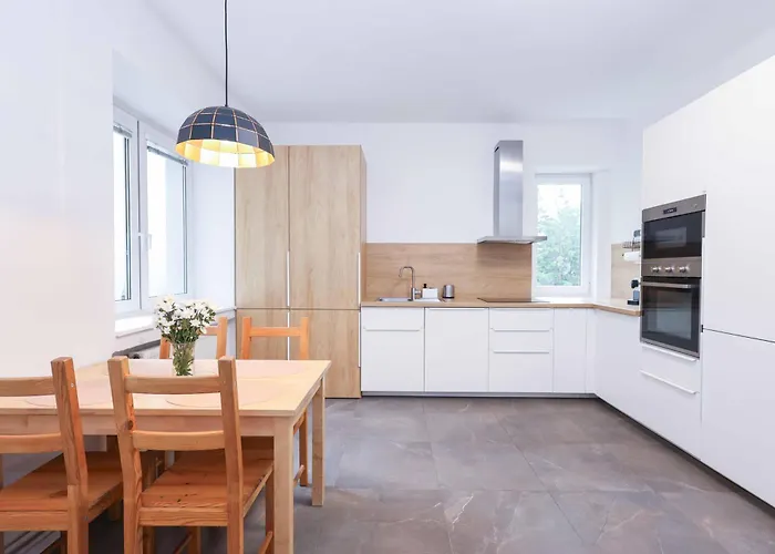 Charming Old Town Family Retreat *